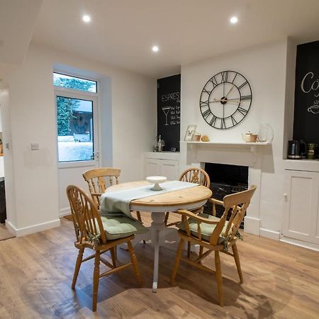 Stylish And Modern Town Centre End-Of Terrace Home นิวตันแอบบ็อต ภายนอก รูปภาพ