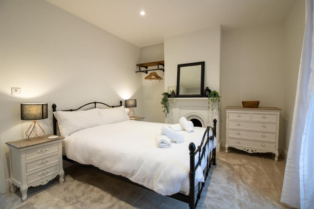 Stylish And Modern Town Centre End-Of Terrace Home นิวตันแอบบ็อต ภายนอก รูปภาพ